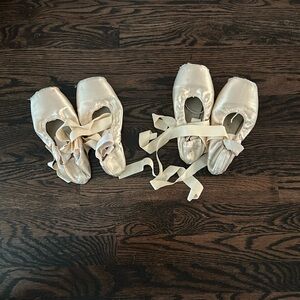 2 pairs of pointe shoes
